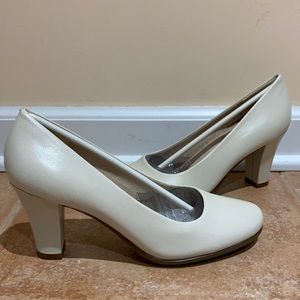 Brand New in Box Aerosoles Heel Rest Heels